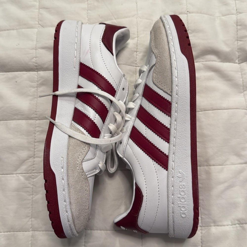 BRAND NEW ADIDAS RED/WHITE WOMENS SHOES - Size 7